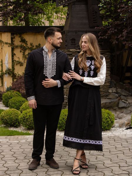 Чоловіча чорна вишиванка з жіночим образом в сорочці, манішці і спідниці B003-Ч+7703-Ч фото