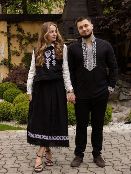 Чоловіча чорна вишиванка з жіночим образом в сорочці, манішці і спідниці B003-Ч+7703-Ч фото