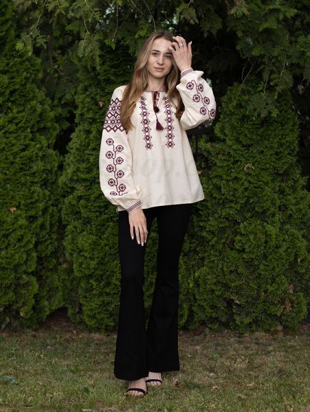 Жіноча бежева вишиванка &laquo;Шляхетна спадщина&raquo; з бордовим орнаментом 1796-БЖБРД-01 фото
