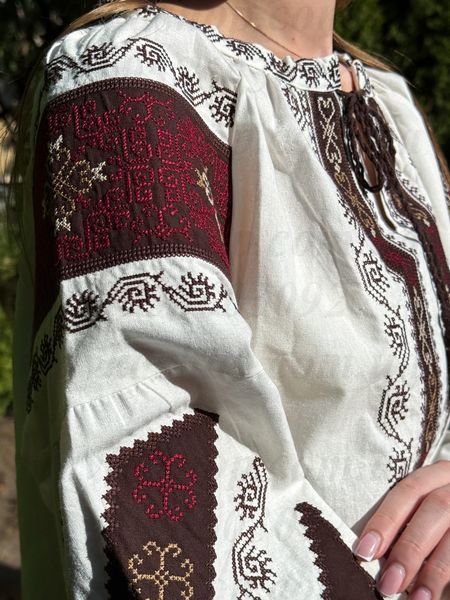 Жіноча вишиванка &laquo;Спадщина&raquo; білого кольору з шоколадно-бордовою вишивкою 1801-Б-01 фото