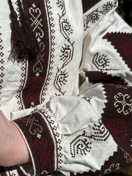 Жіноча вишиванка &laquo;Спадщина&raquo; білого кольору з шоколадно-бордовою вишивкою 1801-Б-01 фото