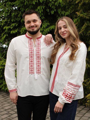 Парний сімейний комплект білих вишиванок &laquo;Зорецвіт&raquo; з червоним орнаментом 9196-БЧР+1196-БЧР фото