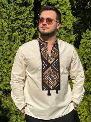 Чоловіча бежева вишиванка &laquo;Слобожанка&raquo; з геометричним орнаментом на чорній планці 9094-БЖ-01 фото
