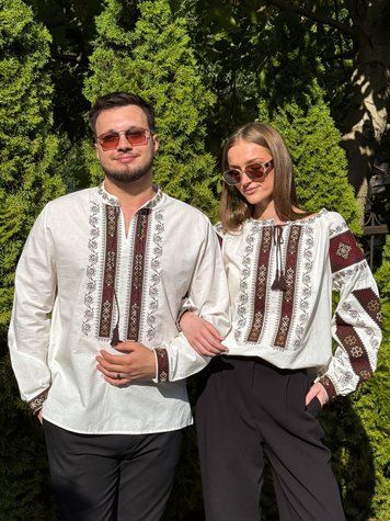 Парний комплект білих вишиванок &laquo;Спадщина&raquo; з шоколадно-бордовим орнаментом 9801-Б+1801-Б фото