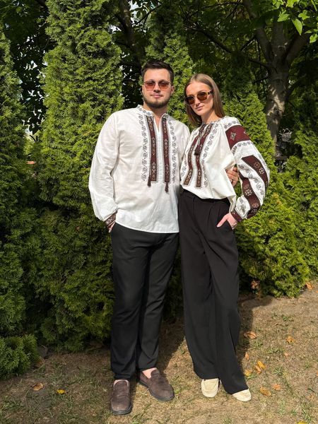 Парний комплект білих вишиванок &laquo;Спадщина&raquo; з шоколадно-бордовим орнаментом 9801-Б+1801-Б фото