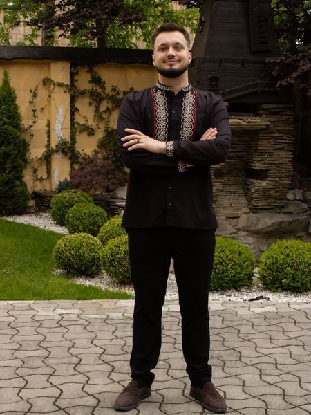 Чоловіча чорна вишиванка &laquo;Подільська велич&raquo; з кремово-червоною вишивкою 9199-Ч-01 фото