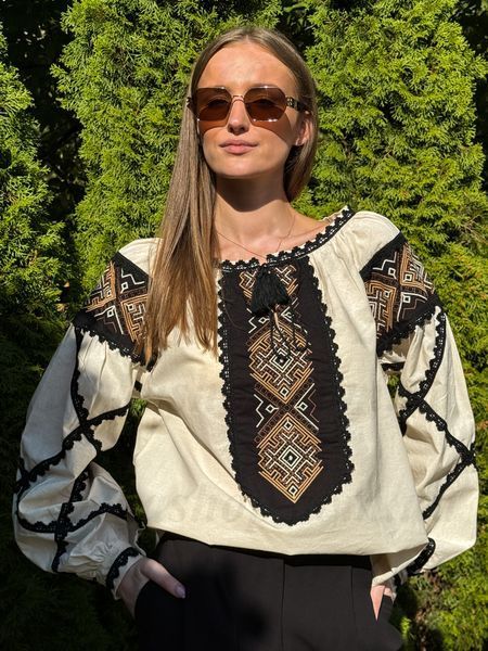 Жіноча бежева вишиванка &laquo;Слобожанка&raquo; з чорними вставками 1794-БЖ-06 фото