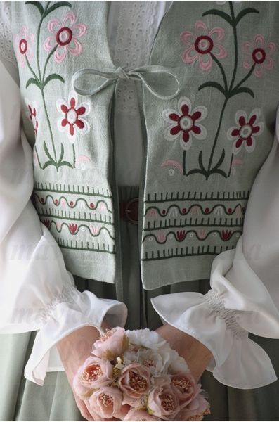 М&rsquo;ятний жіночий вишитий жилет &laquo;Квітковий вітер&raquo; 6029-МЯТ-01 фото